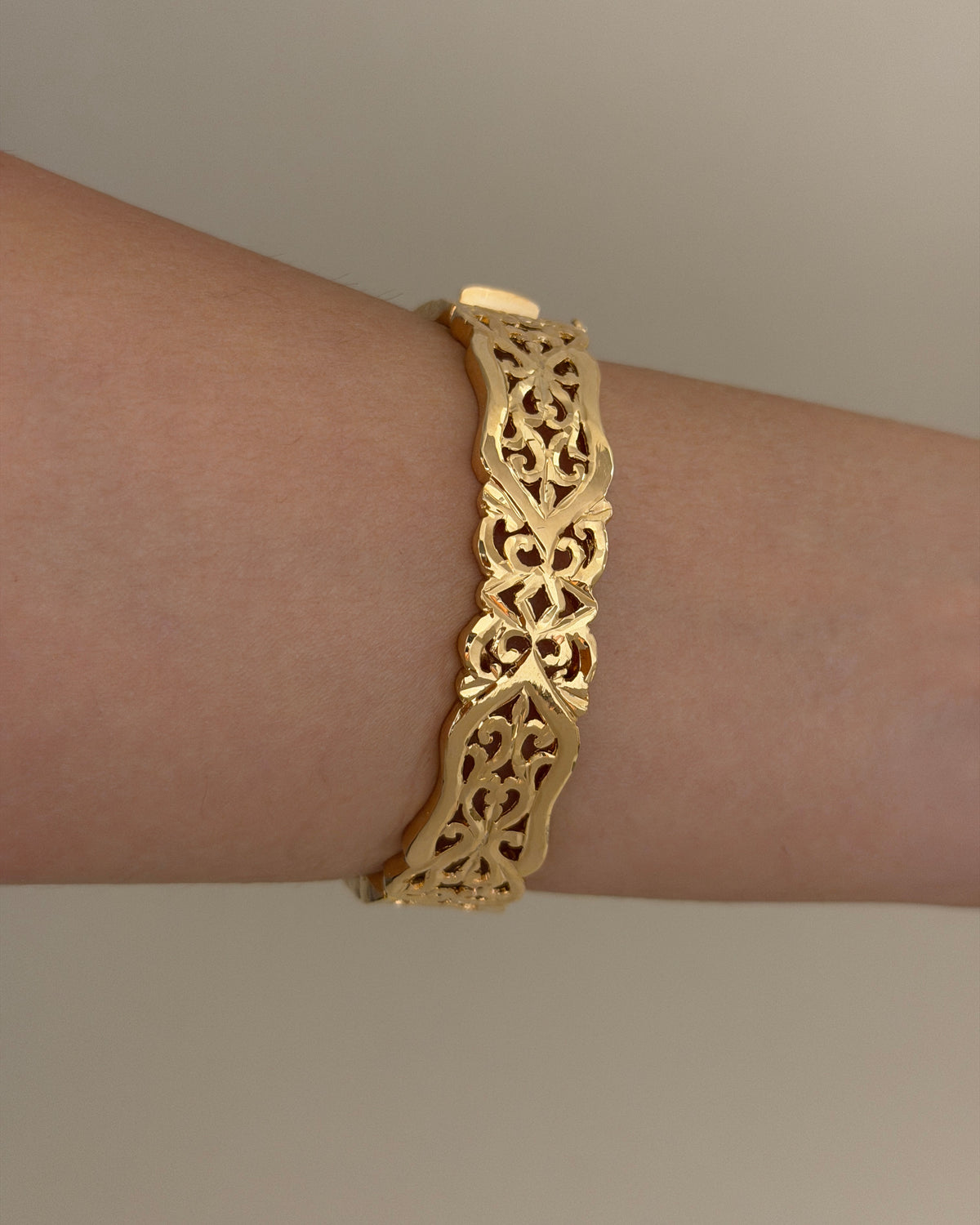 beldi machette porté — arrière du poignet	Side and back view of the bracelet worn on a wrist, showing its openwork design.