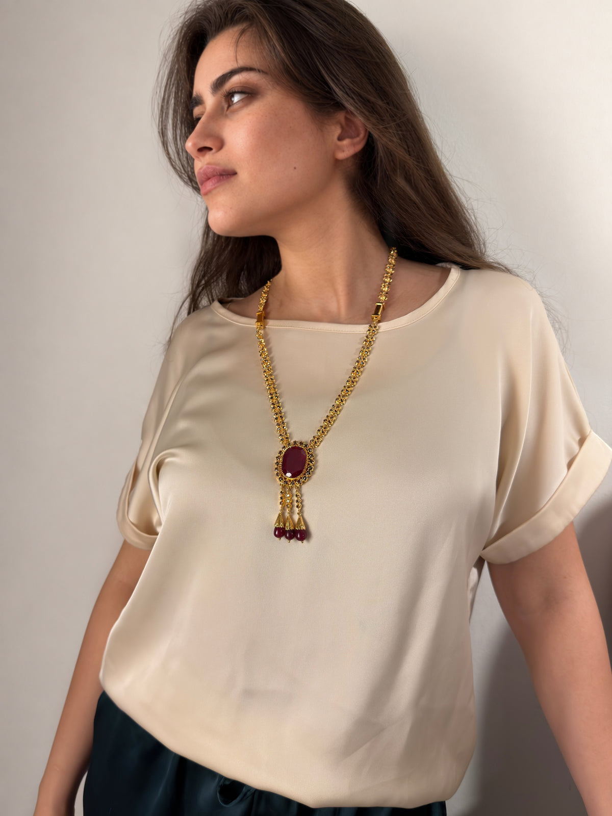 Moroccan red cabochon sautoir necklace in gold-plated sterling silver worn on model